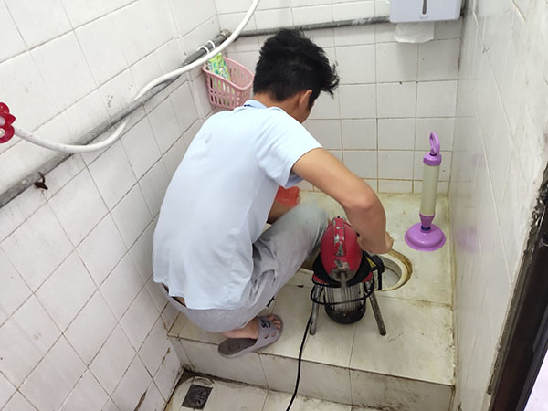岚皋管道堵塞冒臭气 专业师傅现场解决问题