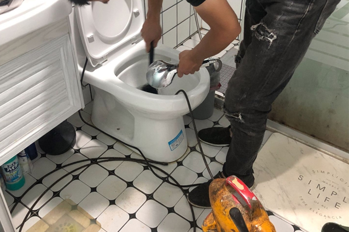 岚皋马桶堵塞自己疏通还是找师傅?专业上门服务让你省时更省心